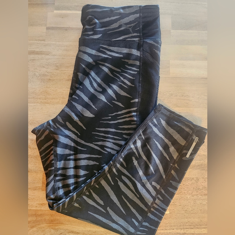 NWOT Puma Leggings Gray/Black Print Cropped Stretch Capri High Rise, Sz Lg